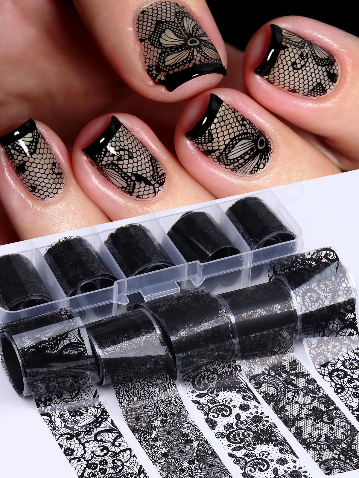 Un jeu de décalcomanies de ongles en dentelle noir et blanc pour ongles, montré sur les doigts et emballé dans un étui en pla