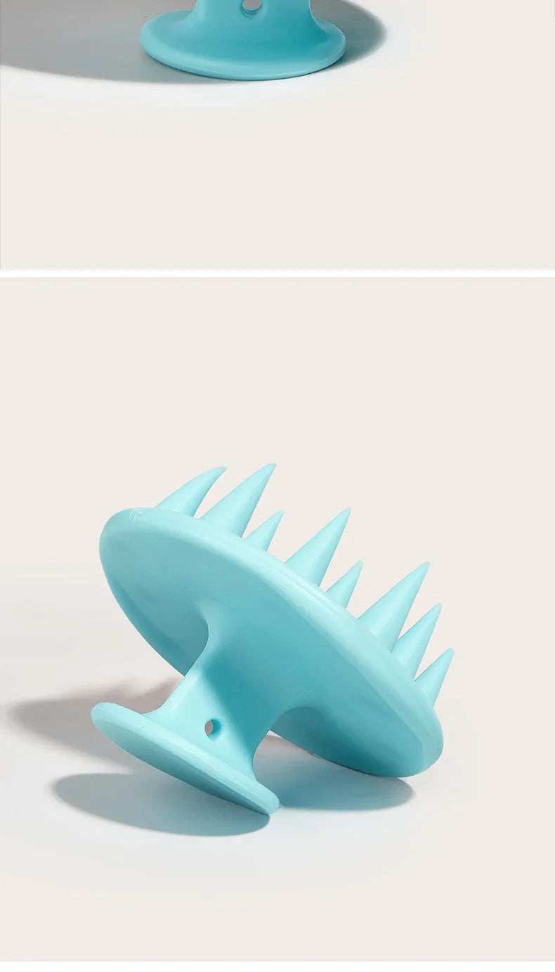 Brosse de massage pour le cuir chevelu en silicone bleu clair à poils pointus.