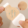 Una mano aplica un parche impermeable para el hongo en las uñas a un dedo del pie.