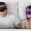 Un homme et une femme se détendent dans le lit, utilisant des masques de sommeil pour bloquer la lumière et se reposer.