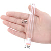 Une main tient un pinceau pour mascara d'eye-lash transparent et réutilisable, montrant sa longueur et la taille de la pointe