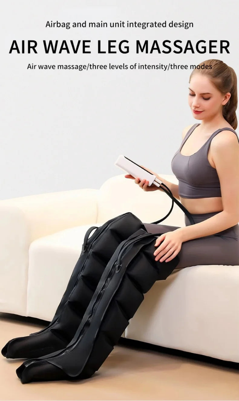 Eine Frau benutzt einen Air Wave Beinmassierer an ihren Beinen, während sie auf einem Sofa sitzt.