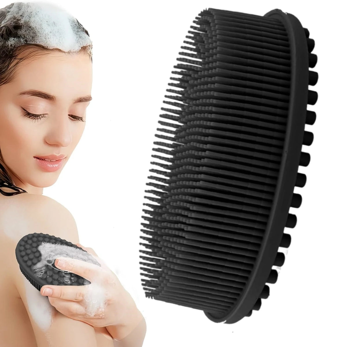 Une femme utilise un gant de crin noir à double face sur sa peau.