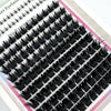 Gros plan sur des clusters de cils piquants DIY pour extensions de salon, montrant divers styles de cils.