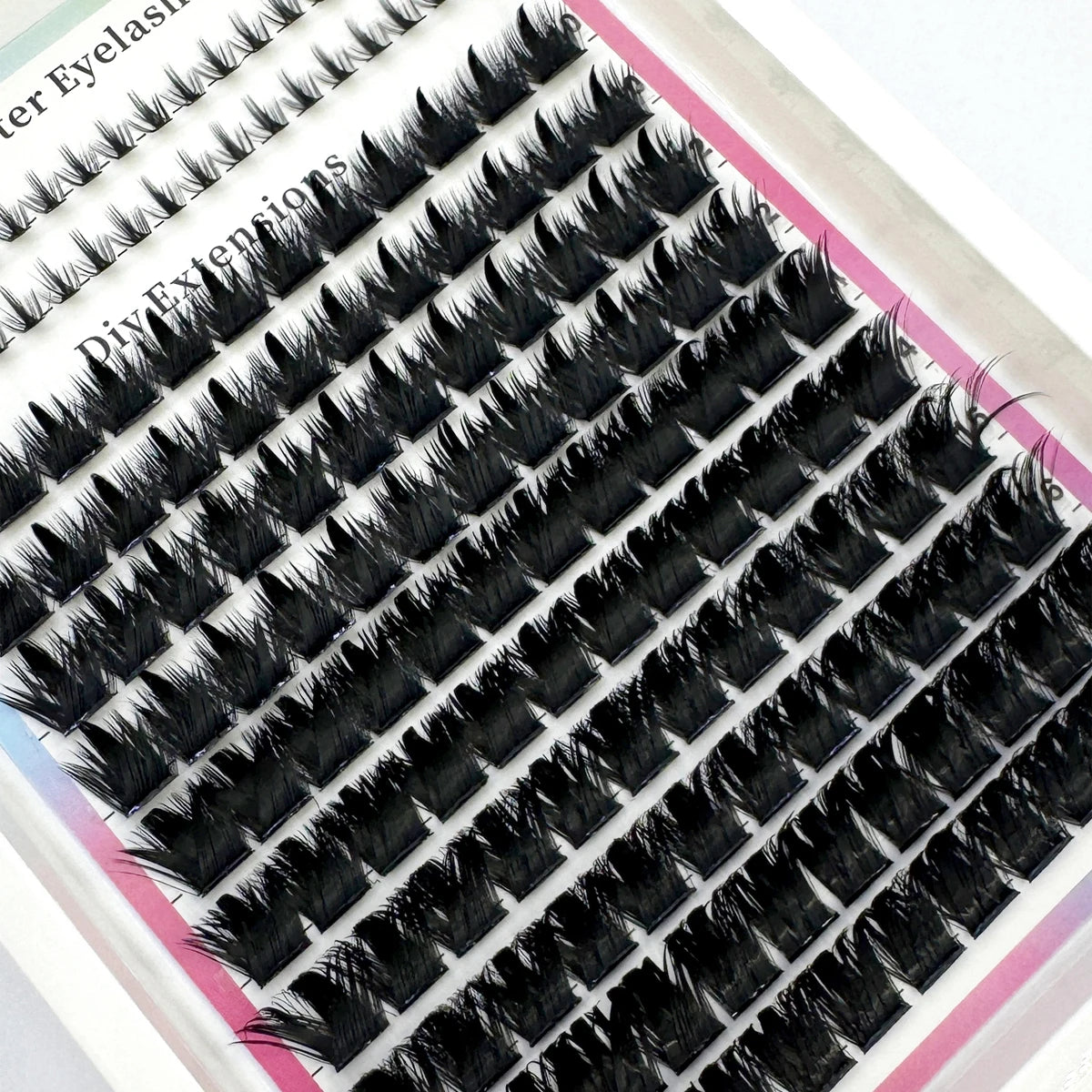 Gros plan sur des clusters de cils piquants DIY pour extensions de salon, montrant divers styles de cils.