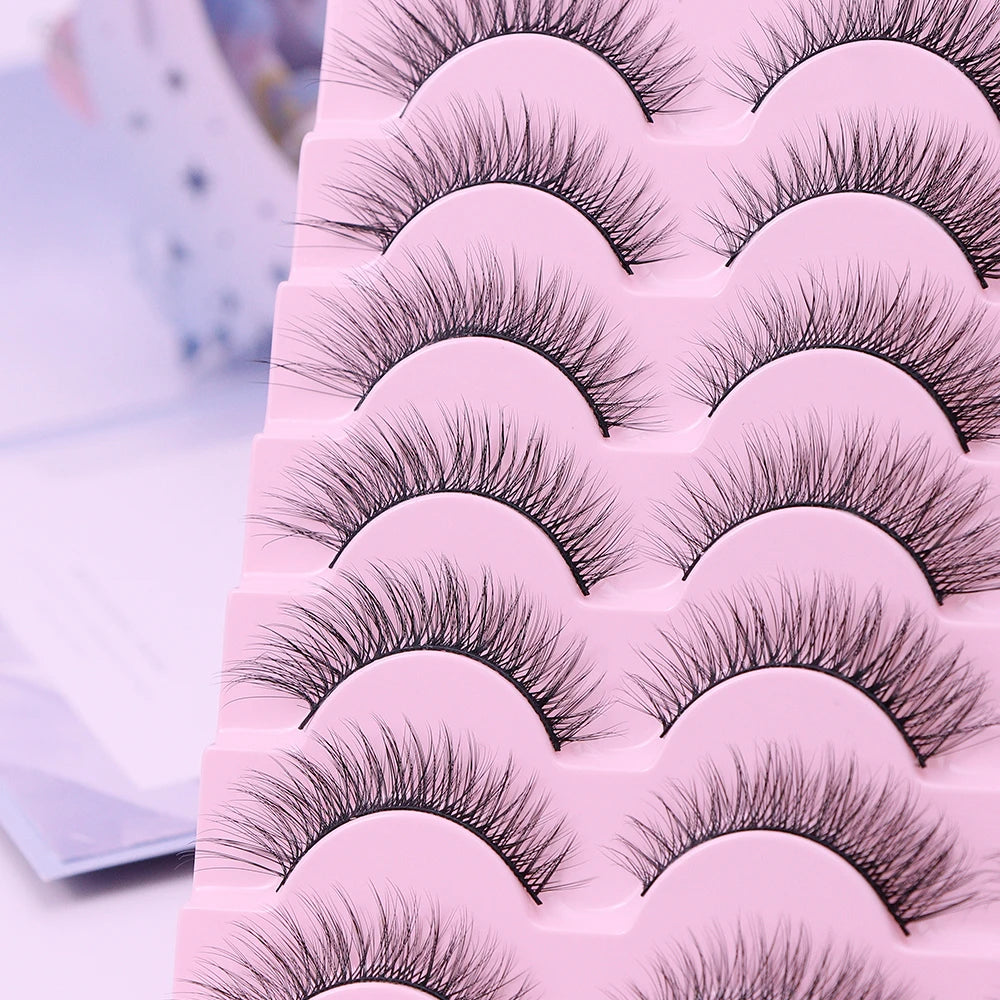 Nahaufnahme eines rosa Wimpernbehälters gefüllt mit langen schwarzen Mink-Falschwimpern.