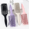 Un ensemble de trois peignes pour cheveux bouclés professionnels noir, violet et rose sur fond blanc.
