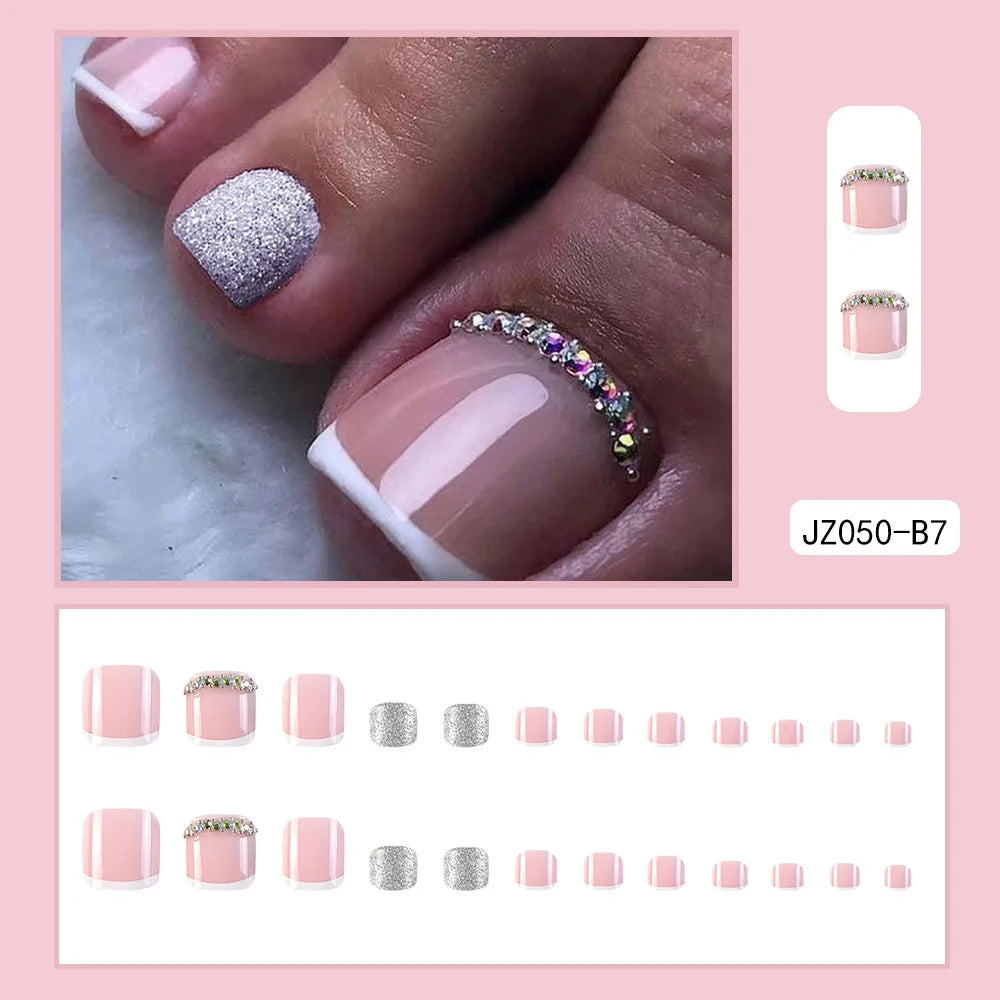 Kollektion wiederverwendbarer falscher Zehennägel mit Glitzer und Strass in rosa und silbernen Tönen.