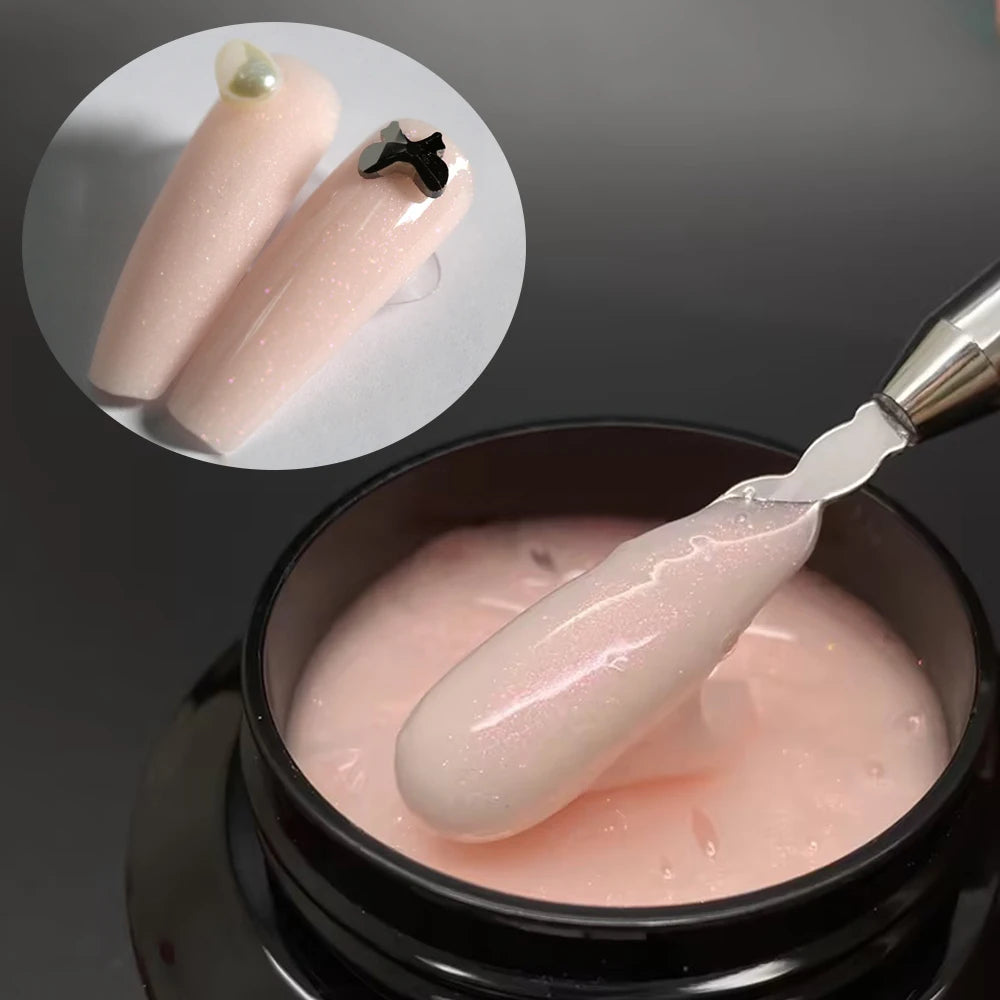 Produit cosmétique : un constructeur de gel rose pour extensions d'ongles en pot et un applicateur séparé avec un charm noir.