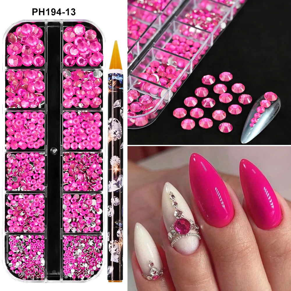 Un ensemble de strass en résine rose et argent pour les ongles, présentés dans une boîte transparente et sur des ongles.