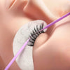 Gros plan d'un pinceau micro violet utilisé pour le travail de détail sur une cils.