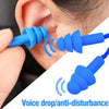 Une main insère un bouchon d'oreille en silicone bleu dans l'oreille, démontrant la fonction anti-bruit.