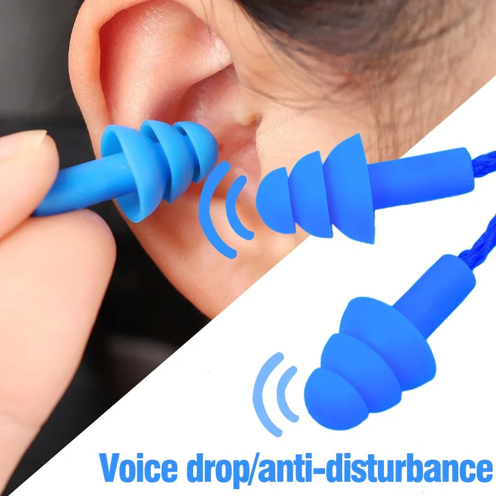Une main insère un bouchon d'oreille en silicone bleu dans l'oreille, démontrant la fonction anti-bruit.