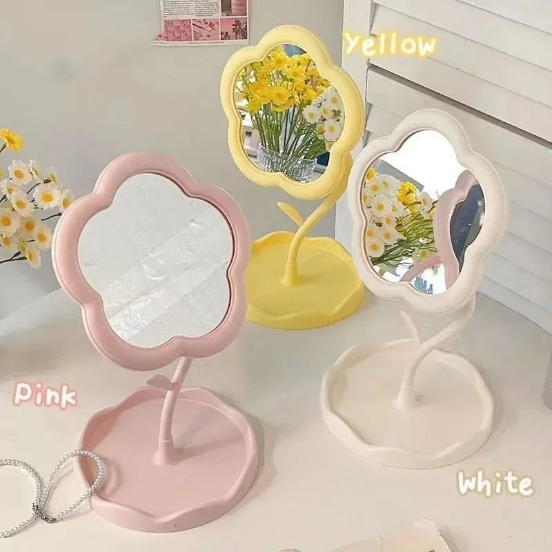 Un ensemble de miroirs floraux de bureau esthétiques en jaune, rose et blanc sur une surface blanche.