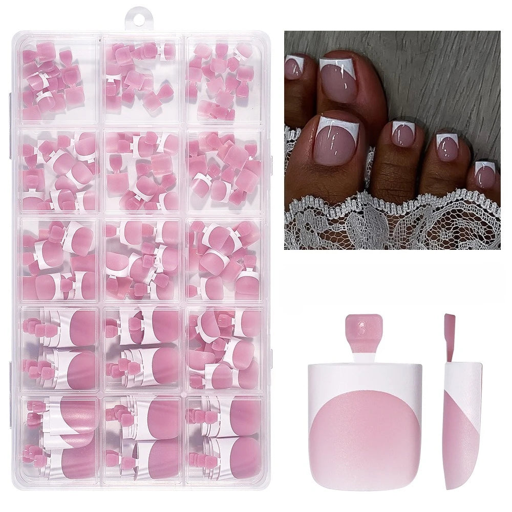 Un set de 150 uñas postizas de acrílico en tonos rosa y nude, junto a una herramienta de manicura.