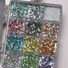 Boîte en plastique transparent remplie de strass et d'outils pour l'art des ongles en résine.