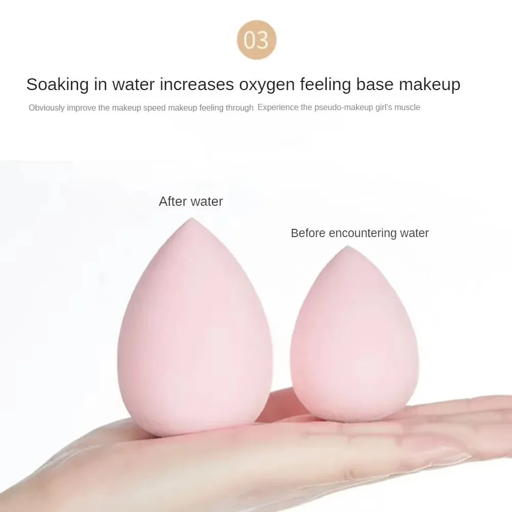 Una esponja de maquillaje rosa sostenida en una mano, ilustrando el efecto del agua sobre el maquillaje base.