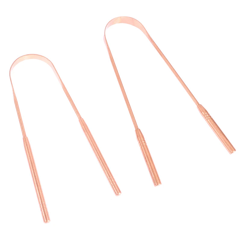 Une paire de curettes en cuivre pour l'hygiène buccale.