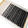 Gros plan de clusters de cils piquants DIY pour extensions de salon, montrant divers styles et longueurs.