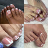 Primer plano de pies mostrando varias uñas postizas cuadradas de acrílico en tonos rosa y blanco.