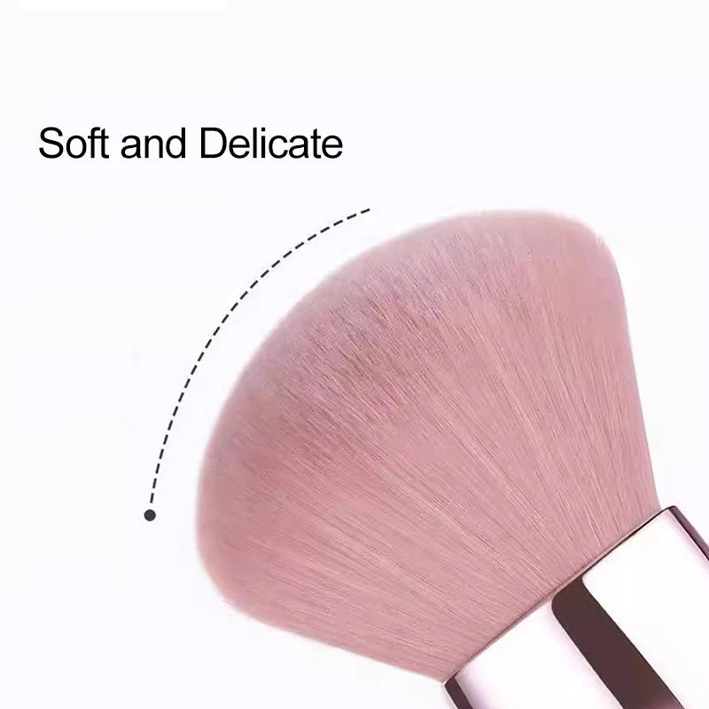 Gros plan d'un ensemble de pinceaux pour ongles professionnels en forme de champignons rose pâle.