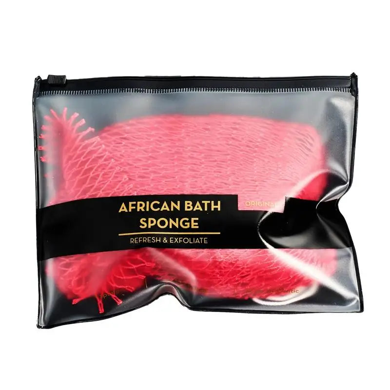Pochette noire contenant une éponge exfoliante rose vif pour la bain.