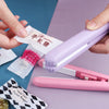 Mains utilisant un fer à lisser et recourbe-cils en céramique violette pour coiffer les cheveux.