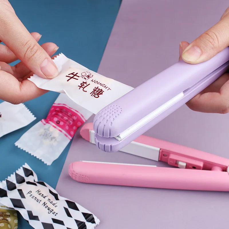 Mains utilisant un fer à lisser et recourbe-cils en céramique violette pour coiffer les cheveux.