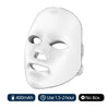 Una mascarilla facial blanca con luces LED integradas para la rejuvenecimiento de la piel.