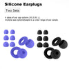 Collection de bouchons d'oreille en silicone violets et noirs de différentes tailles, y compris des caps et des moules.
