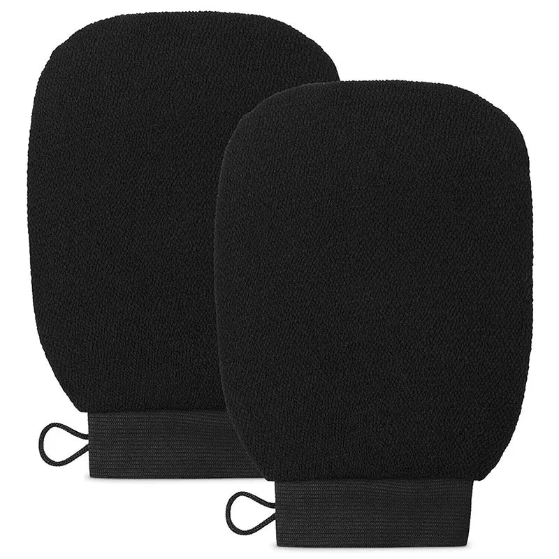 Une paire de gants exfoliants pour le corps noirs, vue de dos.