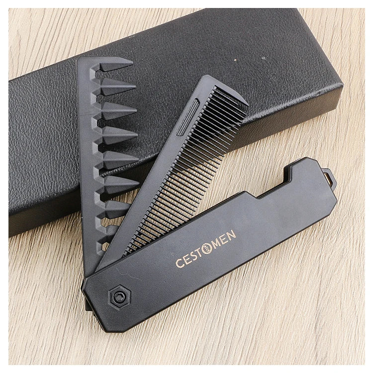 Peigne noir pliable à plusieurs dents sur une surface en bois clair.