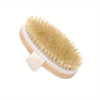 Cepillo exfoliante corporal de cerdas naturales con mango de madera y cerdas beige claras.