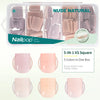 Una caja de uñas postizas nude naturales, con cinco tonos de rosa y beige, mostrando formas individuales.