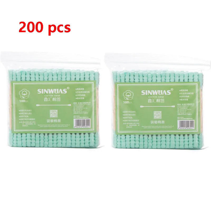 Un paquet de 200 cotons-tiges en bambou de couleur vert menthe clair.