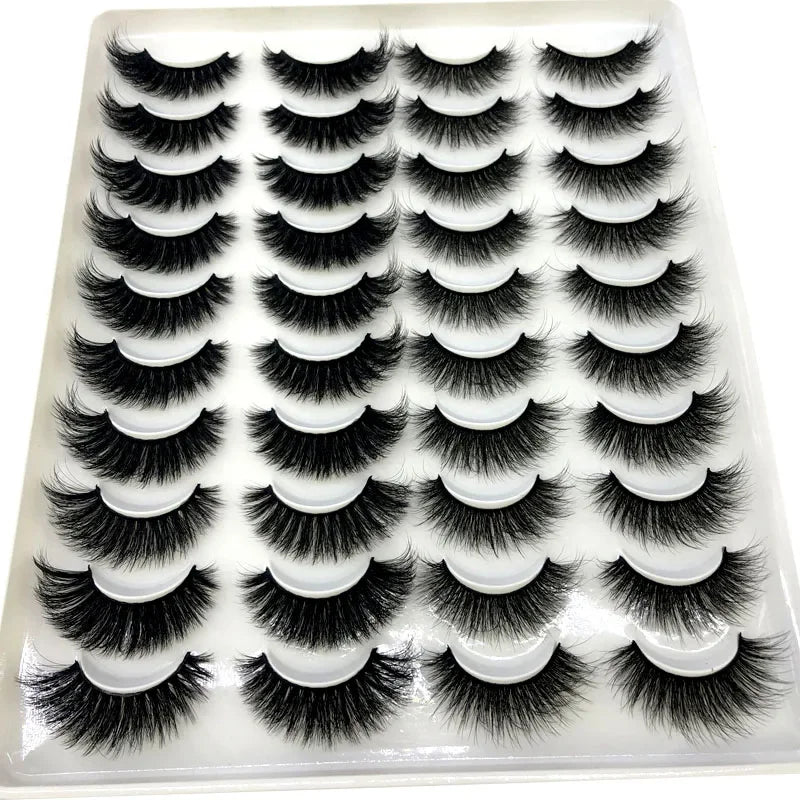 Un plateau de faux cils mink noirs en 3D pour application en bande à haut volume.