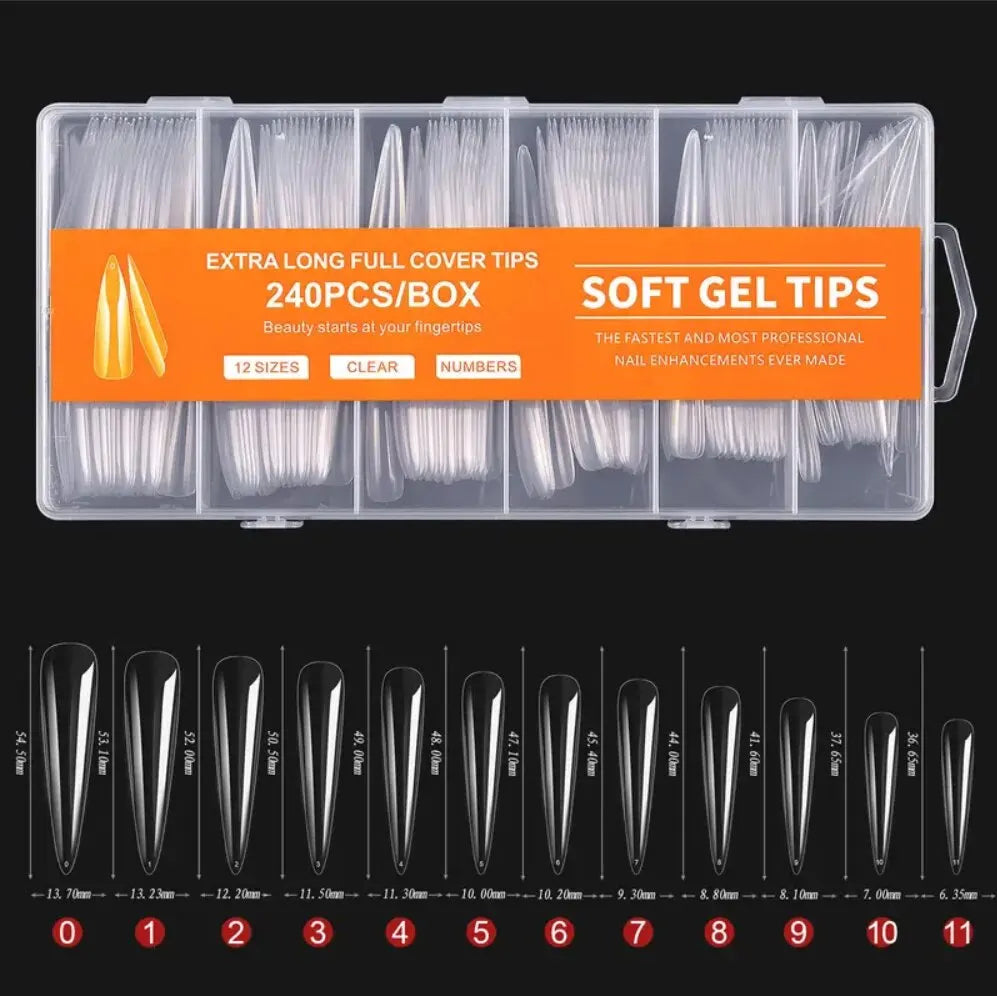 Une boîte en plastique transparent contenant 240 ongles press-on en gel souple très longs de différentes tailles et quantités