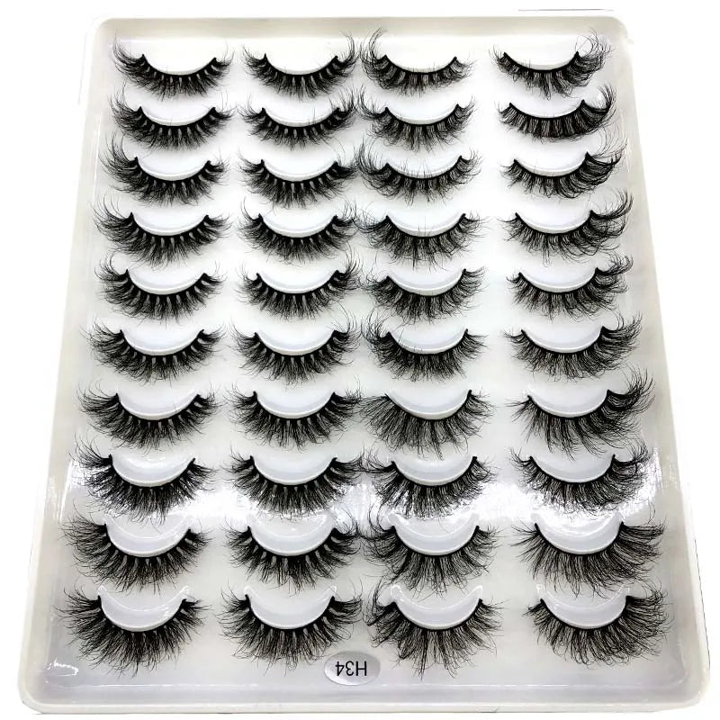 Un plateau en plastique contenant un kit de faux cils de renard naturels.