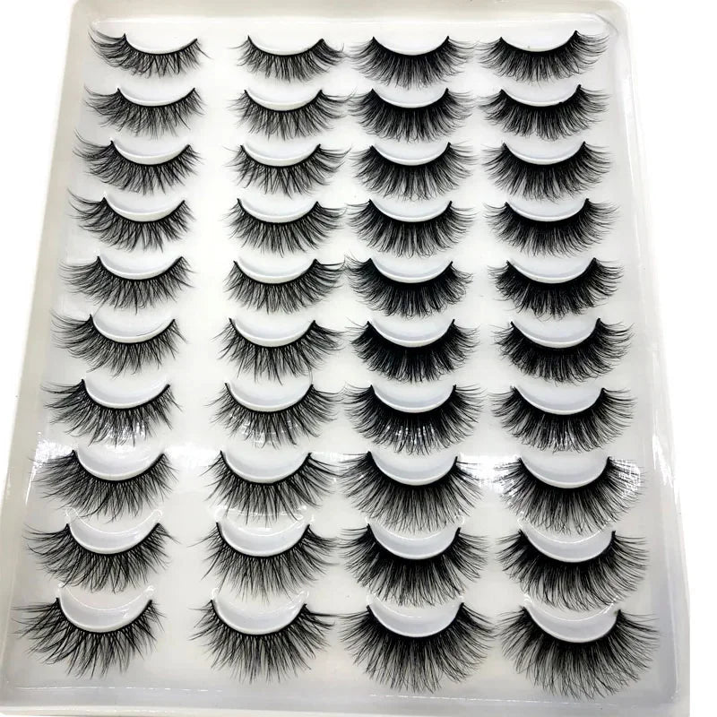 Un plateau de faux cils mink en 3D de divers styles et longueurs.