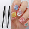 Une main montre diverses couleurs de vernis à ongles iridescentes et pastel appliquées en design œil de chat en losange.