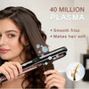 Una mujer está usando una plancha y herramienta de rizo negra en su cabello.