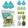 Un ensemble de tampons de maquillage et de puffs en poudre à plusieurs faces, dans diverses nuances de bleu-vert et de blanc.