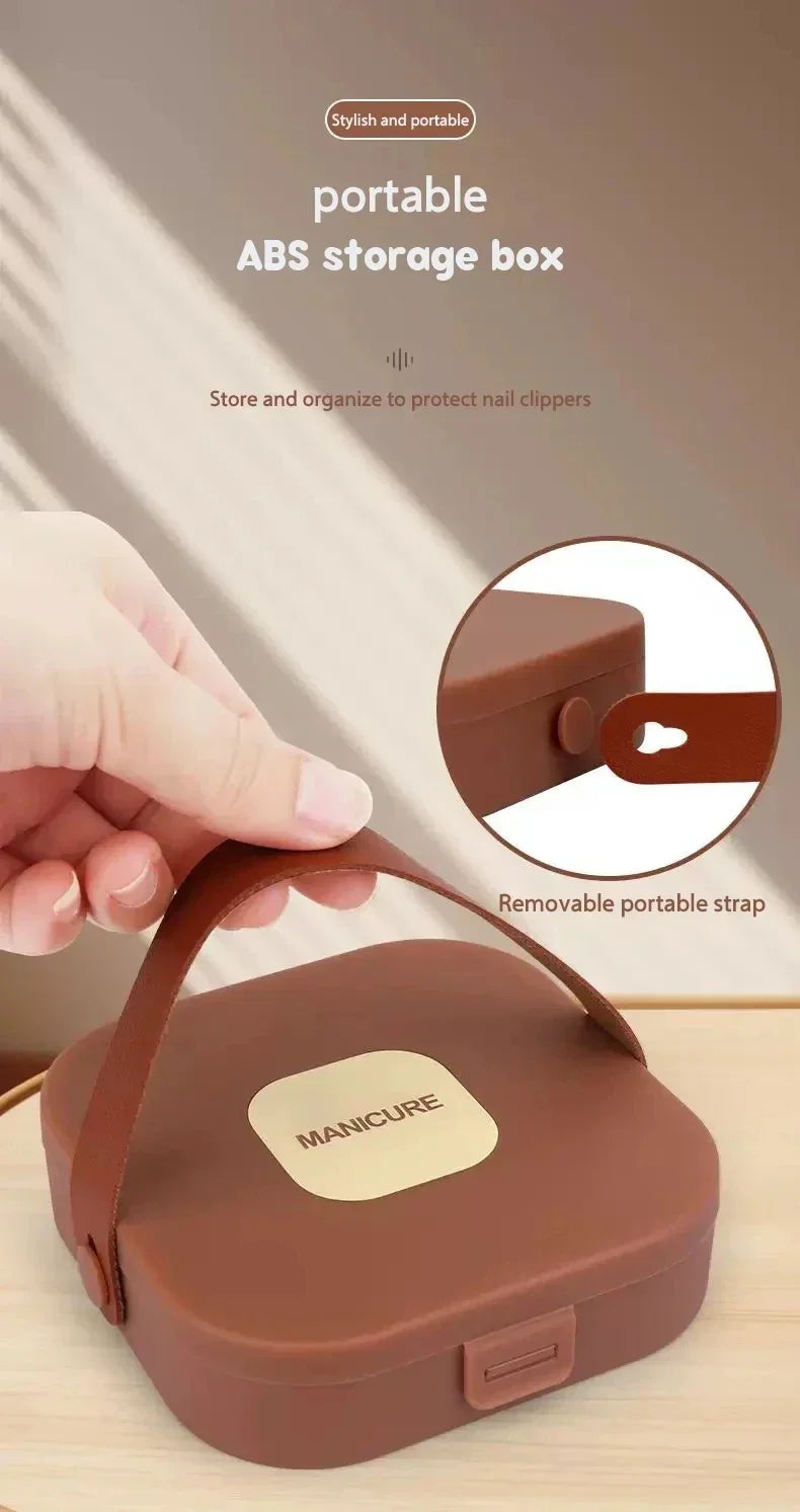 Une boîte de rangement portable en ABS marron avec une sangle amovible, tenue par une main.