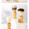 Un juego de pinceles de afeitar y facial de madera con cerdas rubias claras, exhibidos sobre bloques blancos.
