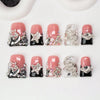 Un set de uñas postizas Y2K con acrílico rosa y transparente, diseños de cristal y estrellas.