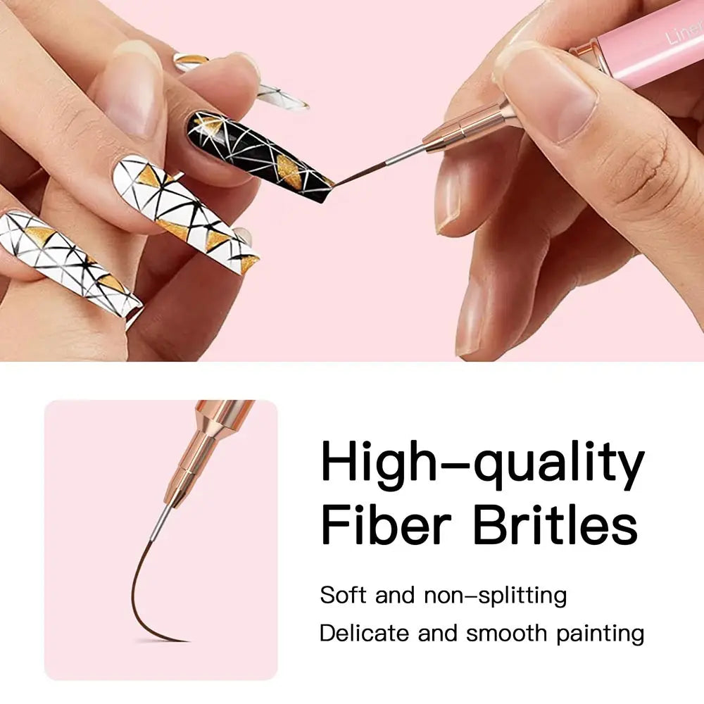Une main utilise un pinceau liner pour appliquer des designs détaillés sur un ongle.