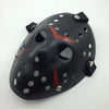 Un masque de hockey noir avec un visage stylisé, des accents rouges et des trous de ventilation.