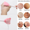 Cepillo de silicona rosa para limpiar y mascarilla facial junto a ejemplos de textura de piel como acné, poros gruesos y gras