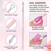 Un ensemble de coupe-ongles et de ciseaux avec une poignée rose pour retirer les cuticules et le vernis.