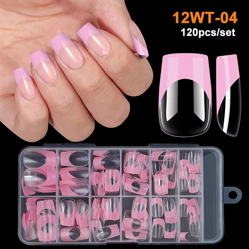 Une main montre des pointes de ongles en acrylique roses et une boîte de 12 pointes d'ongles blanches et roses.